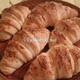 Многолистни кифли с медено тесто