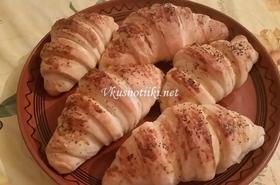 Многолистни кифли с медено тесто