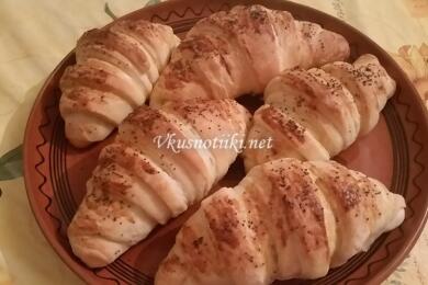 Многолистни кифли с медено тесто