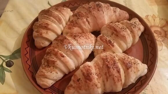 Многолистни кифли с медено тесто