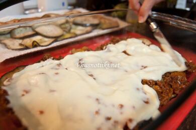 Мусака с кайма и сини домати