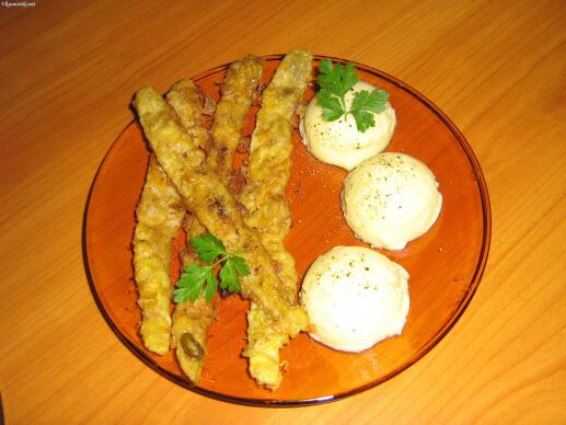 Паниран зелен боб с картофено пюре