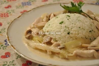 Пилешко филе с пикантен сос