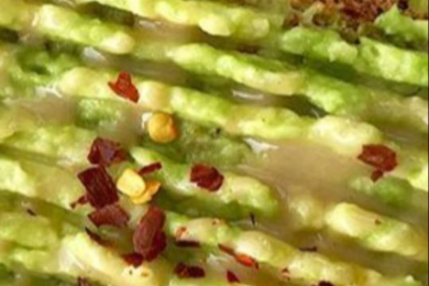 Препечени филийки с авокадо и лют пипер