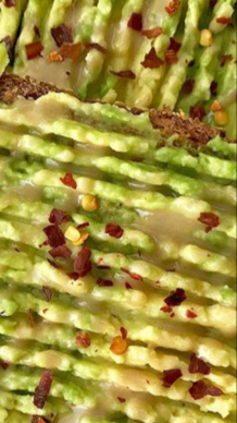 Препечени филийки с авокадо и лют пипер