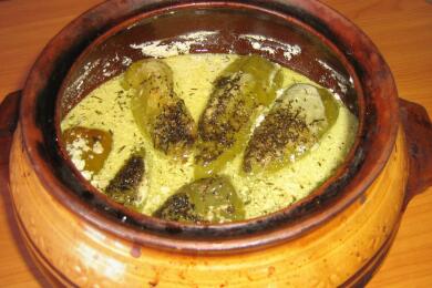 Пълнени чушки с пилешка кайма в гювеч