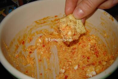 Салата от червени чушки  с  извара