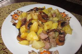Свинско месо с картофи и гъби