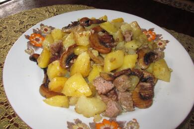 Свинско месо с картофи и гъби