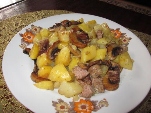 Свинско месо с картофи и гъби