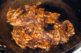 Свинско с орехов сос