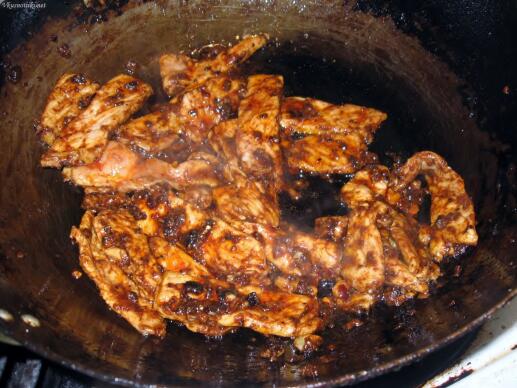 Свинско с орехов сос